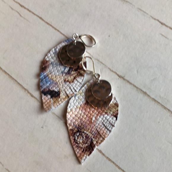 Leather earrings with dangle - Picture 2 of 3